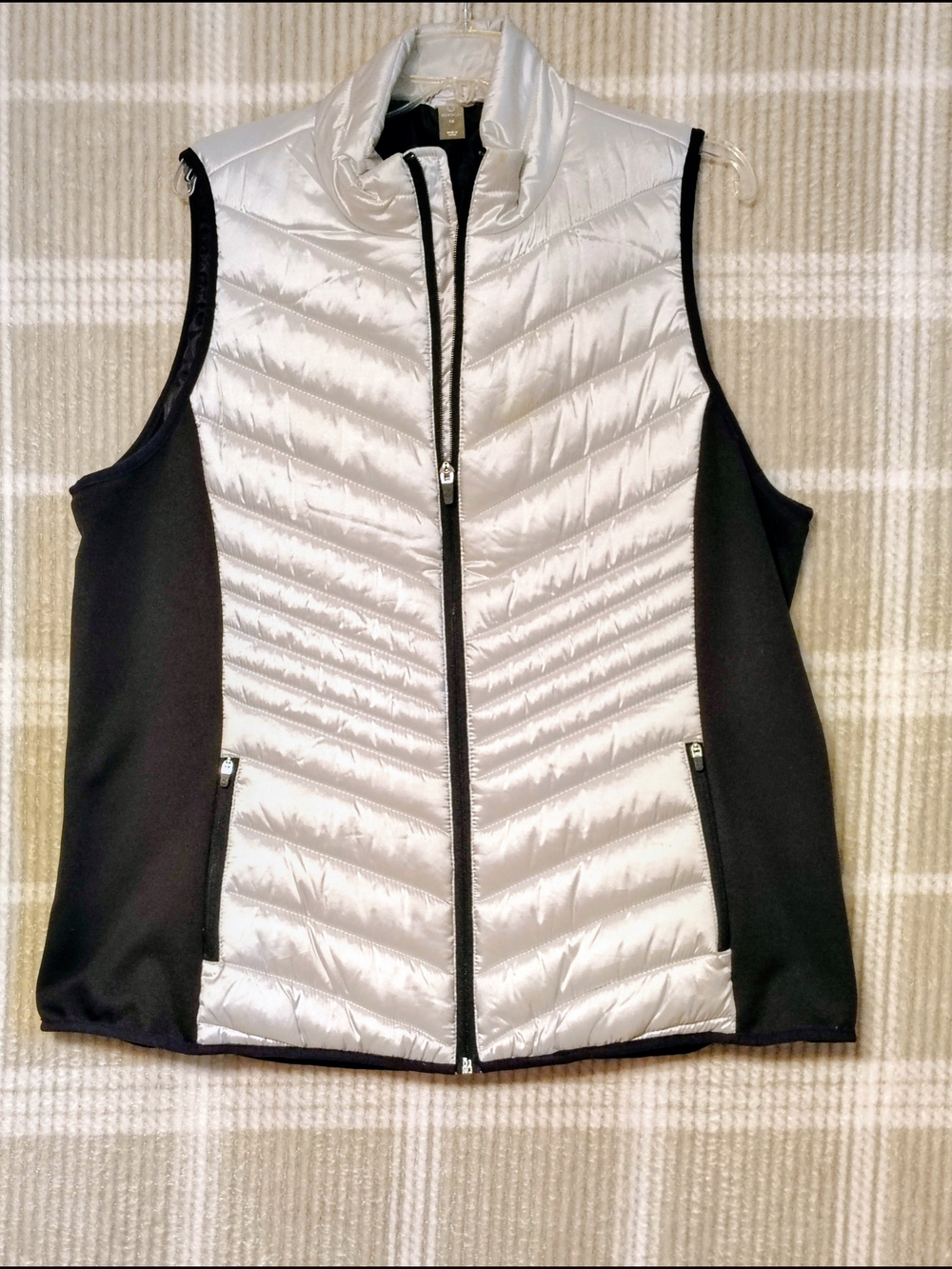 Xersion 1X Vest!  Silver and Black. Silver Quilted with Soft sides.